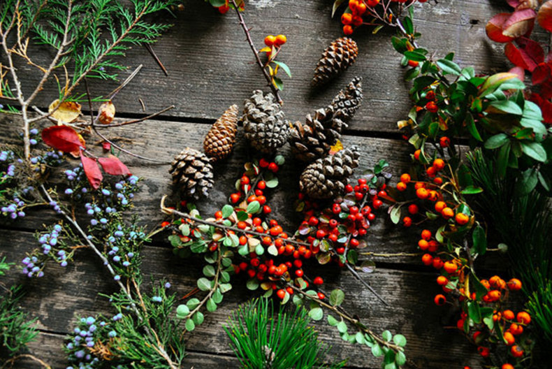 5 trucs et astuces pour décorer votre table pour Noël à moindres frais.