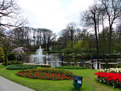 Lac et jets d'eau au Keukenhof en Hollande près d'Amsterdam