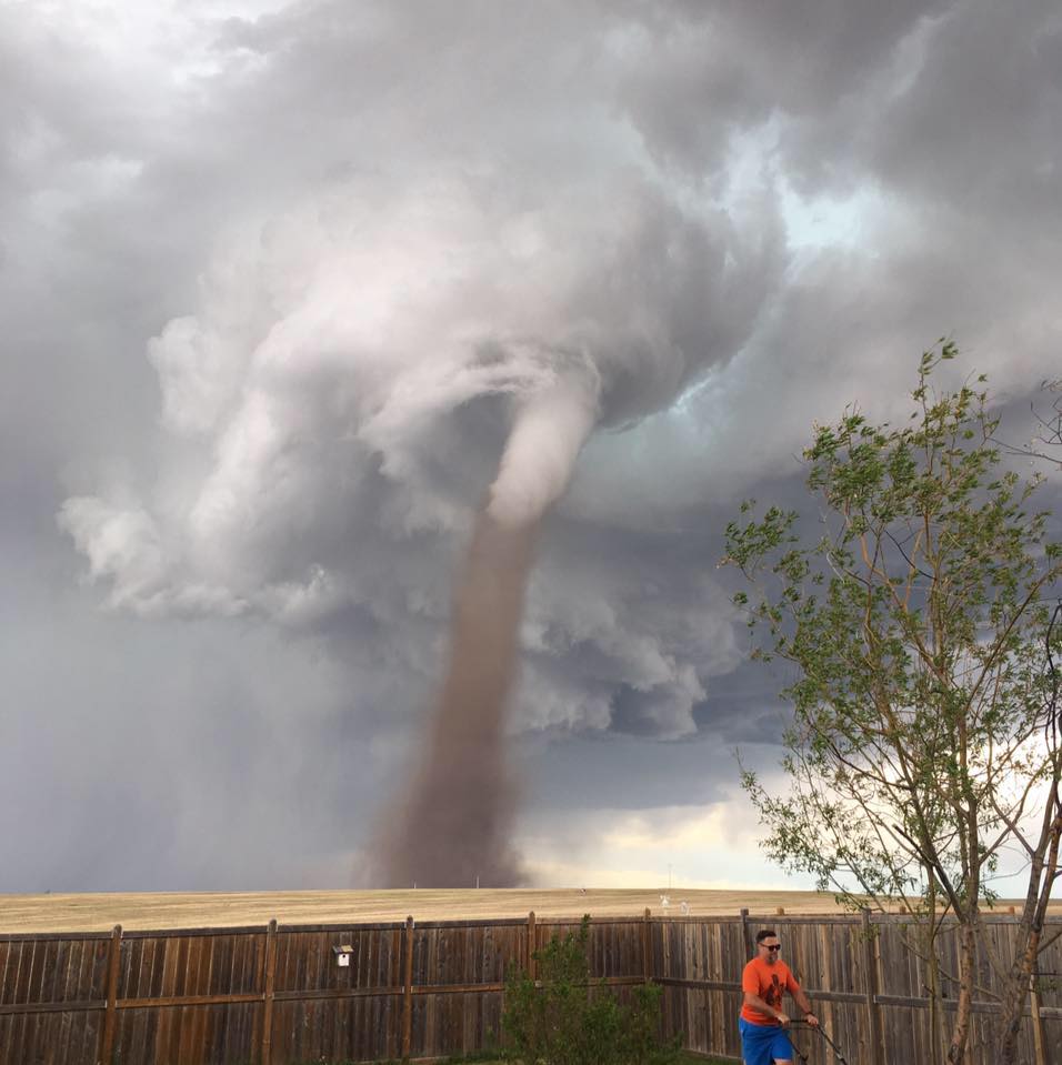 au canada, un homme tond sa pelouse face à une tornade