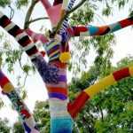 Le Yarn bombing : l'art de tricoter les arbres en ville