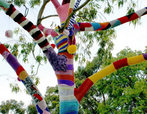 Le Yarn bombing : l'art de tricoter les arbres en ville