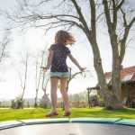 Jardin et enfants : idées et solutions pour intégrer cabane, trampoline etc.