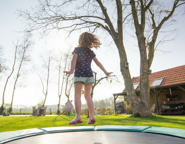 Jardin et enfants : idées et solutions pour intégrer cabane, trampoline etc.