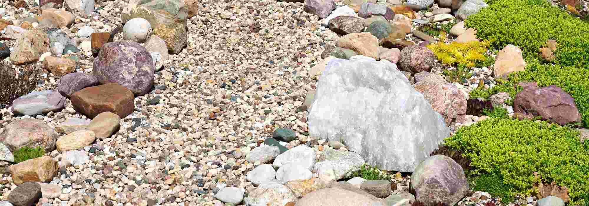 Utiliser de grosses pierres naturelles pour faire la déco du jardin