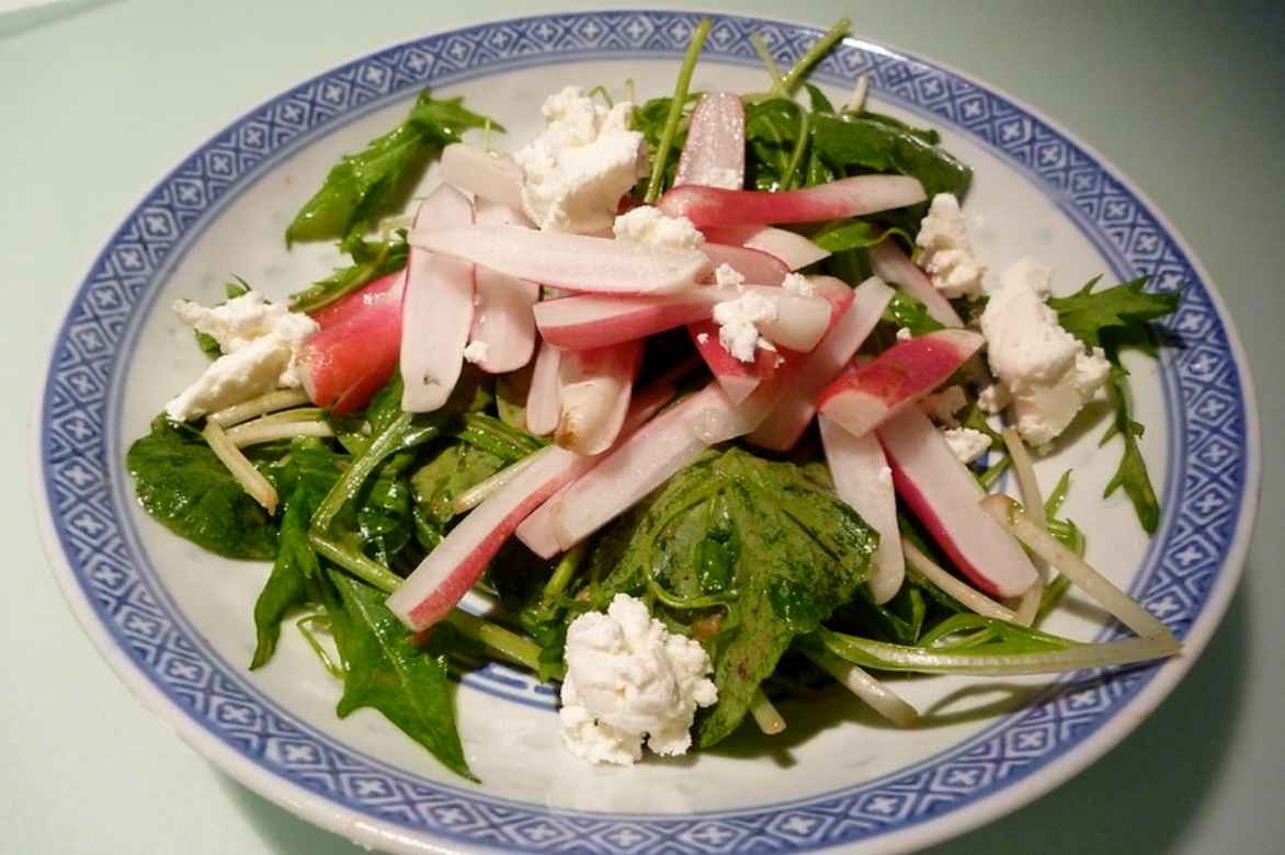 Салат из редиса рецепты простые и вкусные. Салат весенний. Легкие весенние салаты. Салат весенний день. Салат весенний подача.