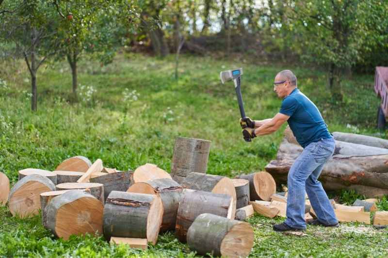 Comment fendre du bois avec un pneu… et une hache – Fendre du bois