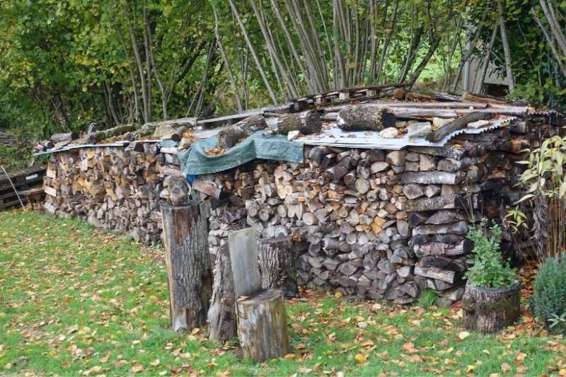 Abris-bois extérieur pour améliorer la qualité du bois de chauffage