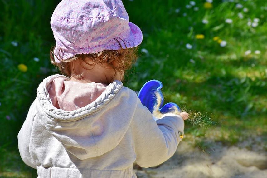 Un enfant qui travaille avec des adultes au potager