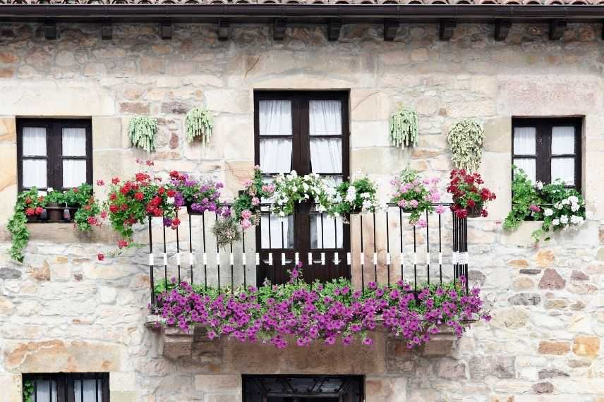 fleurir un petit balcon, balcon plantes en pot, jardinière sur balcon