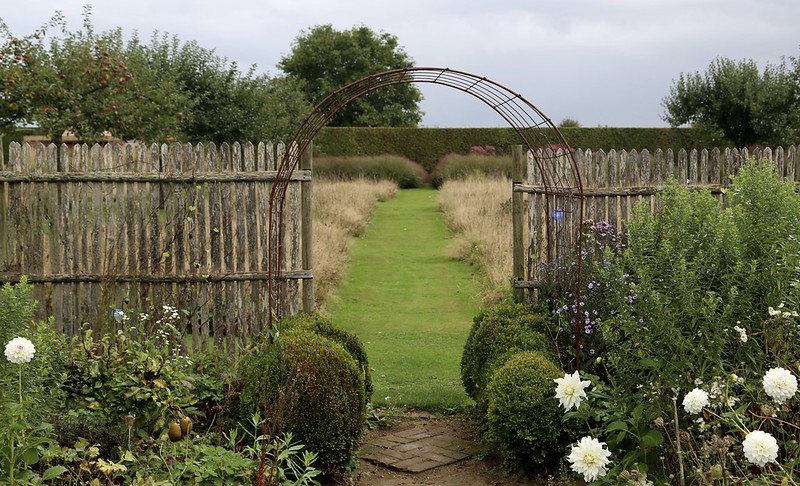 Relief au jardin, Aménager un jardin plat, aménagement jardin plat