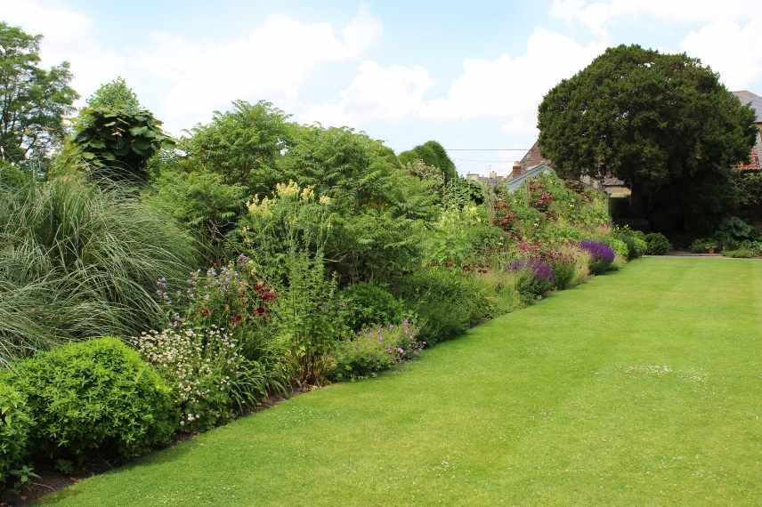 De 10€ à 1500€ : quel épandeur à gazon choisirez vous pour sublimer votre  jardin ?