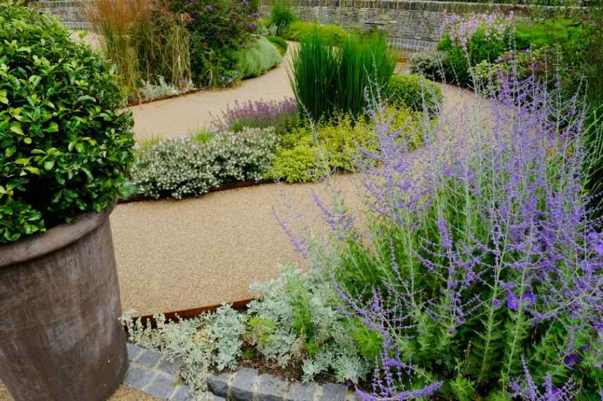 Relief au jardin, Aménager un jardin plat, aménagement jardin plat