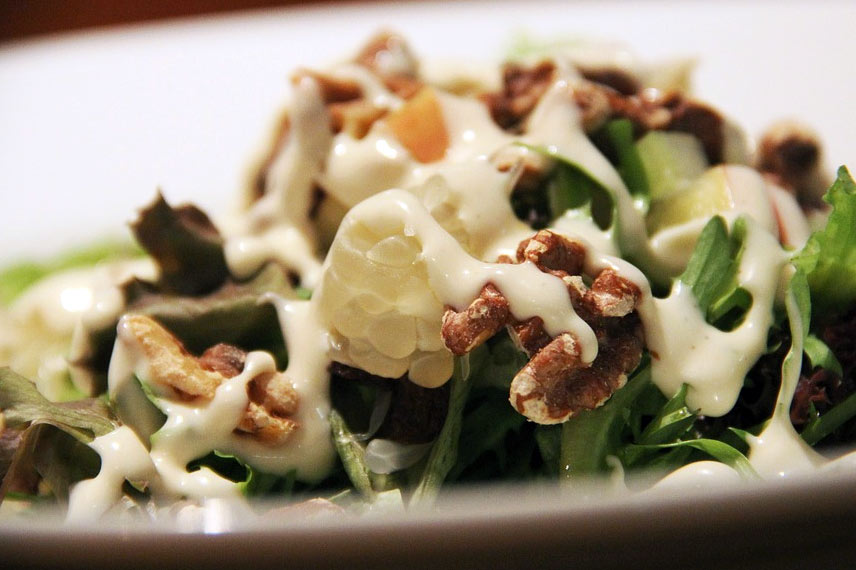 Verwendung von Walnüssen im Salat