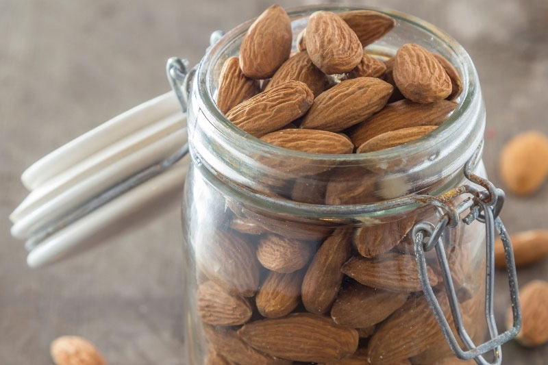 Conserver les amandes suppose un contenant hermétique