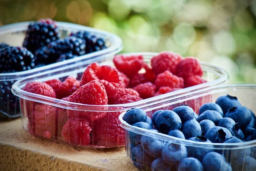 Barquettes de fruits en plastique transparent à recycler au jardin après usage