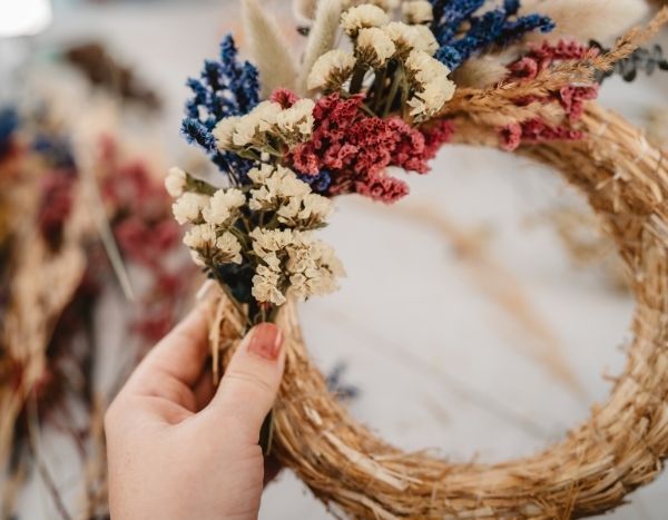 Une couronne de pompons et de feuilles pour un mur DIY ! - Marie Claire