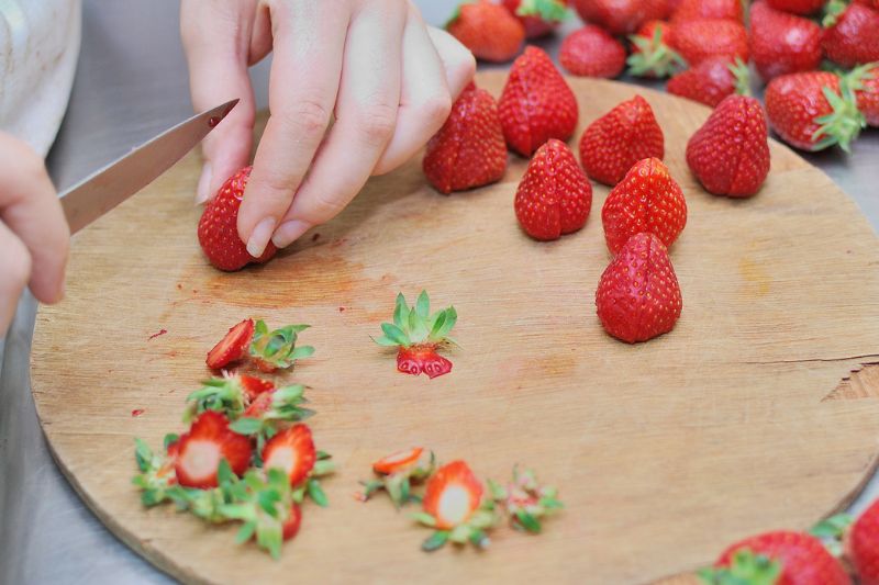 équeuter les fraises