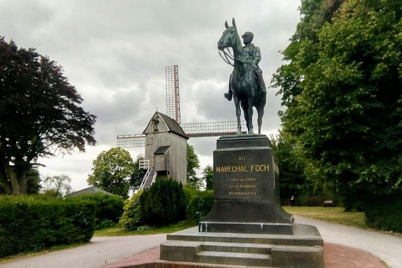 Le moulin de Cassel et la statue du Maréchal Foch