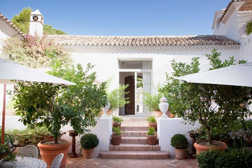 une belle terrasse avec des pots