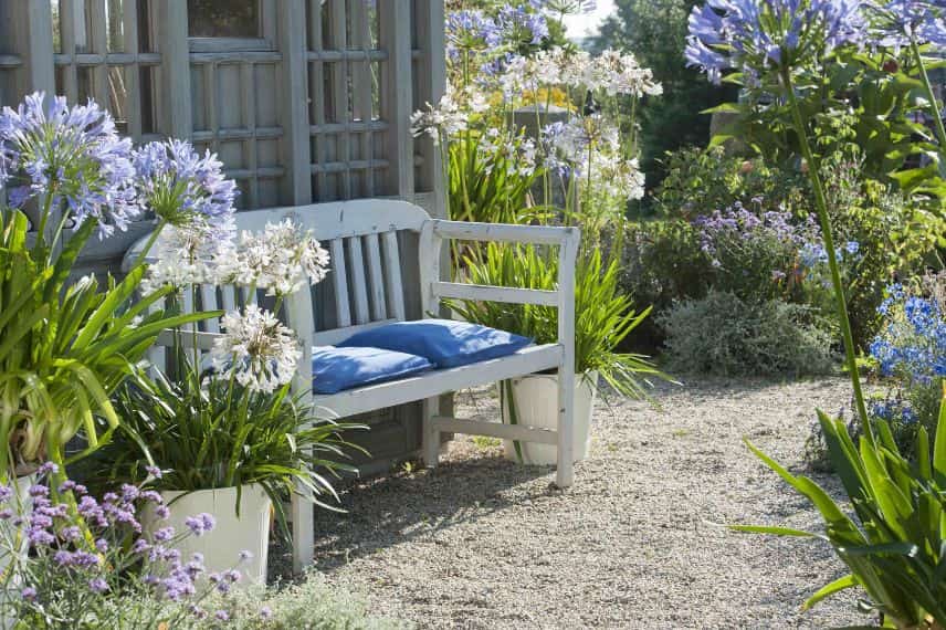 placer des pots sur une terrasse