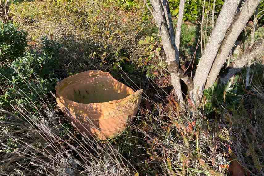 recycler pots jardin, détourner pots au jardin, idées déco pots jardin, pots cassés jardin