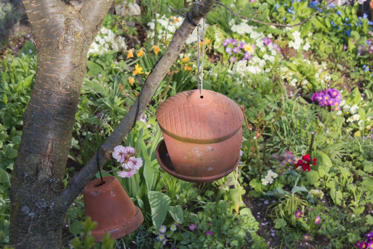 recycler pots jardin, détourner pots au jardin, idées déco pots jardin, pots cassés jardin
