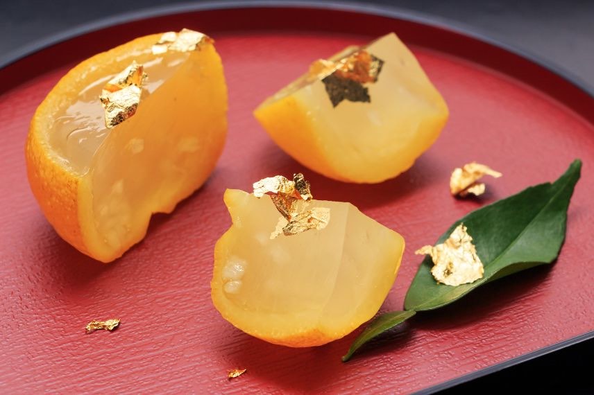 Citrons yuzu et feuilles d'or