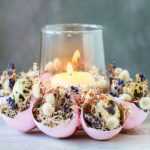 Décoration de Pâques : faire un centre de table en coquilles décorées