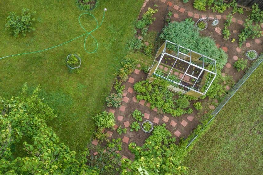 emplacement de la serre au jardin