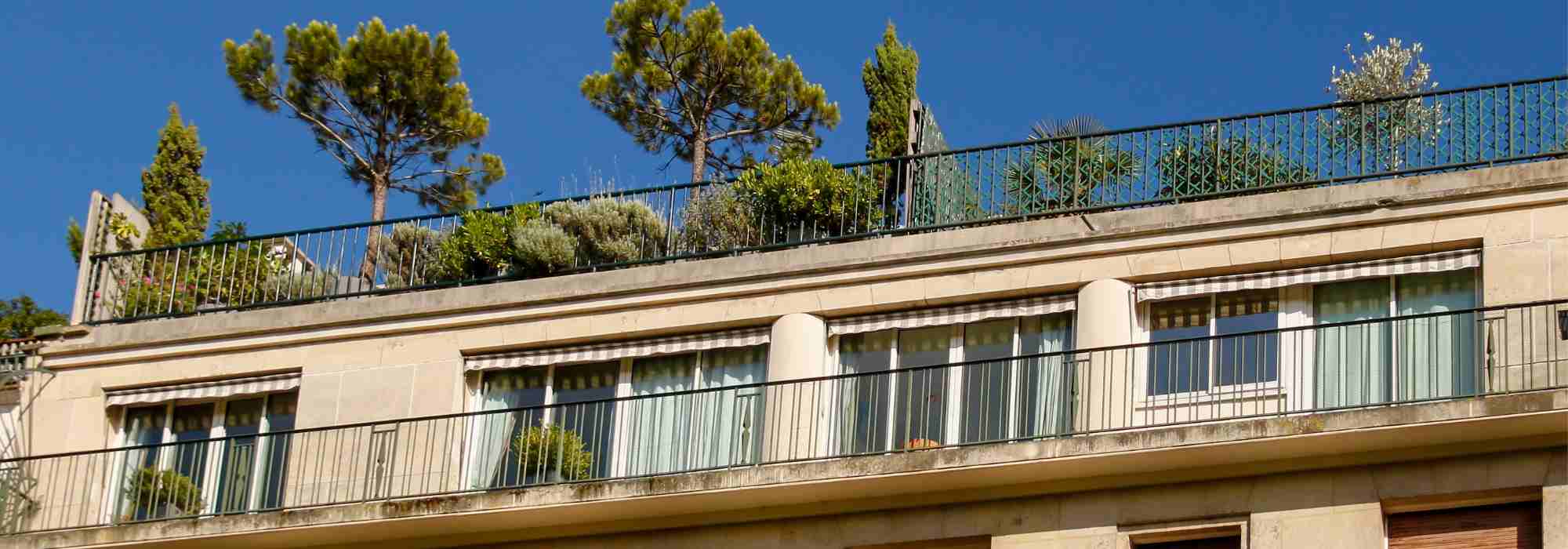 8 idées pour protéger votre balcon ou terrasse contre la pluie