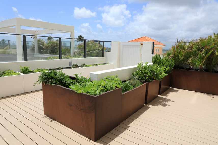 aménager un toit terrasse, aménagement toiture terrasse, conseils idées toit terrasse, quelles plantes sur un toit terrasse, plantes resistantes sur toiture terrasse, inspiration toit terrasse, reglementation toit terrasse