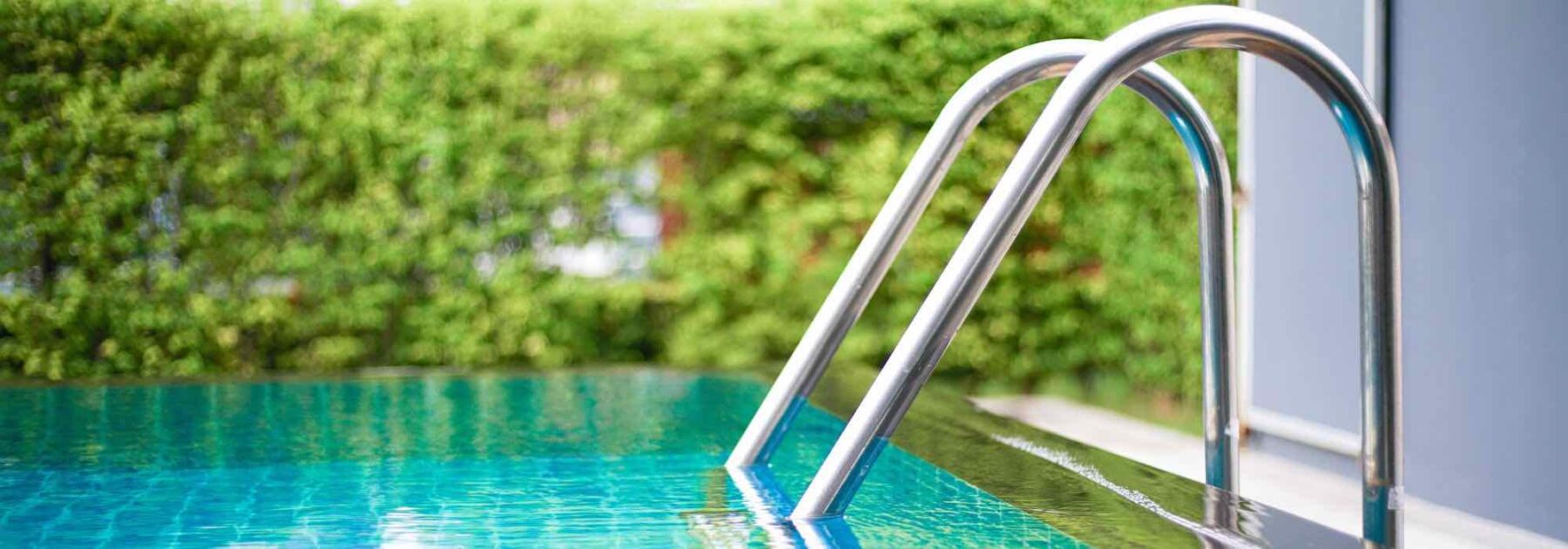 Les accessoires tendances pour décorer sa piscine