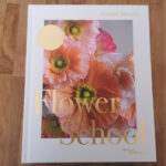 "Flower School : un atelier d'art floral complet par un maître fleuriste anglais" par Joseph Massie, paru aux éditions Eyrolles