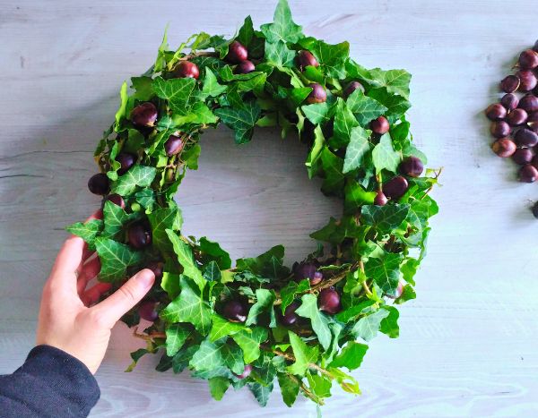 Comment créer une belle couronne de Noël avec du lierre et des marrons ?