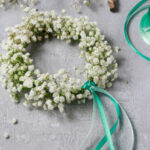 Comment faire facilement une couronne de mariée bohème en gypsophile ?