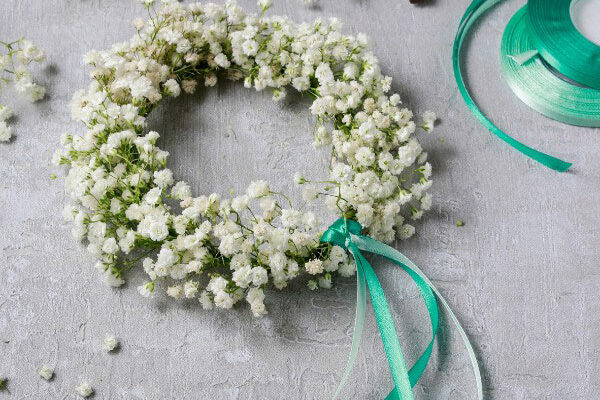 Comment faire facilement une couronne de mariée bohème en gypsophile ?