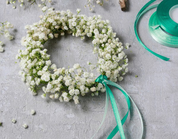 Comment faire facilement une couronne de mariée bohème en gypsophile ?