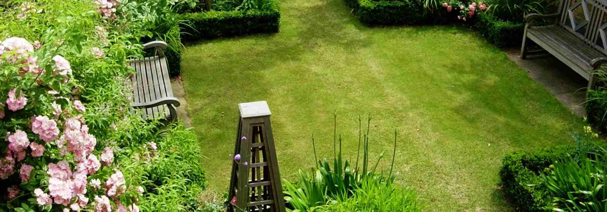 Jardin carré : nos astuces pour un aménagement réussi 