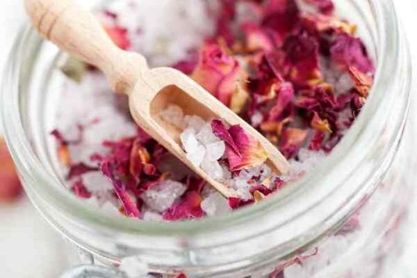 Comment faire du thé de bain aux plantes pour un moment de bien-être ?