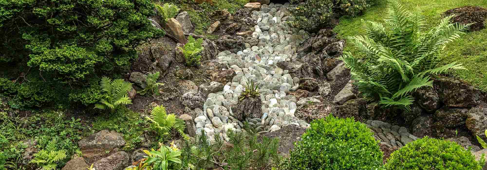 Aménager une rivière sèche dans un jardin japonais