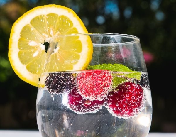 Comment préparer une eau aromatisée avec les plantes et fruits du jardin ?
