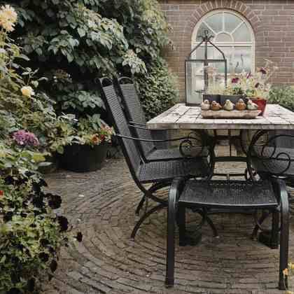 Quels végétaux choisir pour aménager une cour intérieure ?