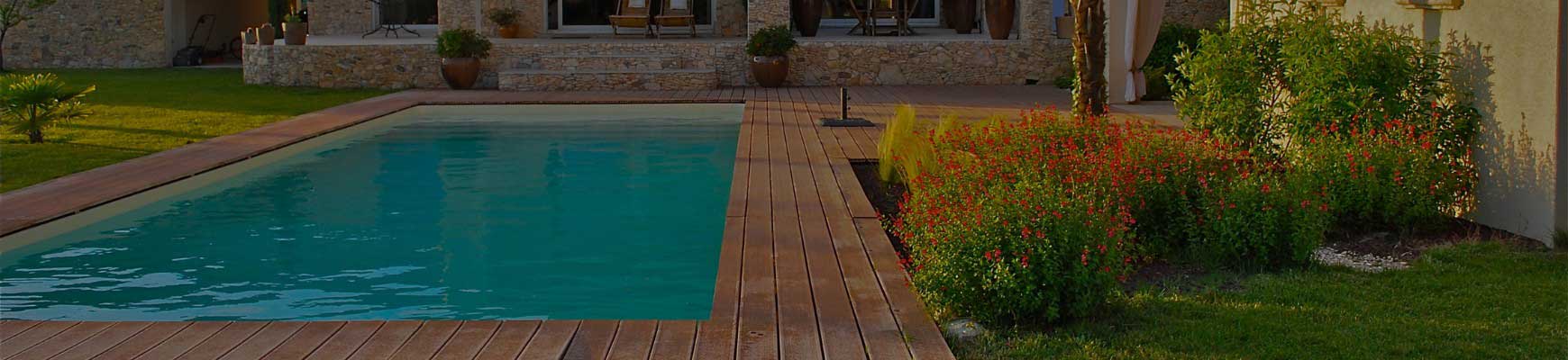 Am&eacute;nager les abords d&rsquo;une piscine : plantes adapt&eacute;es et conseils