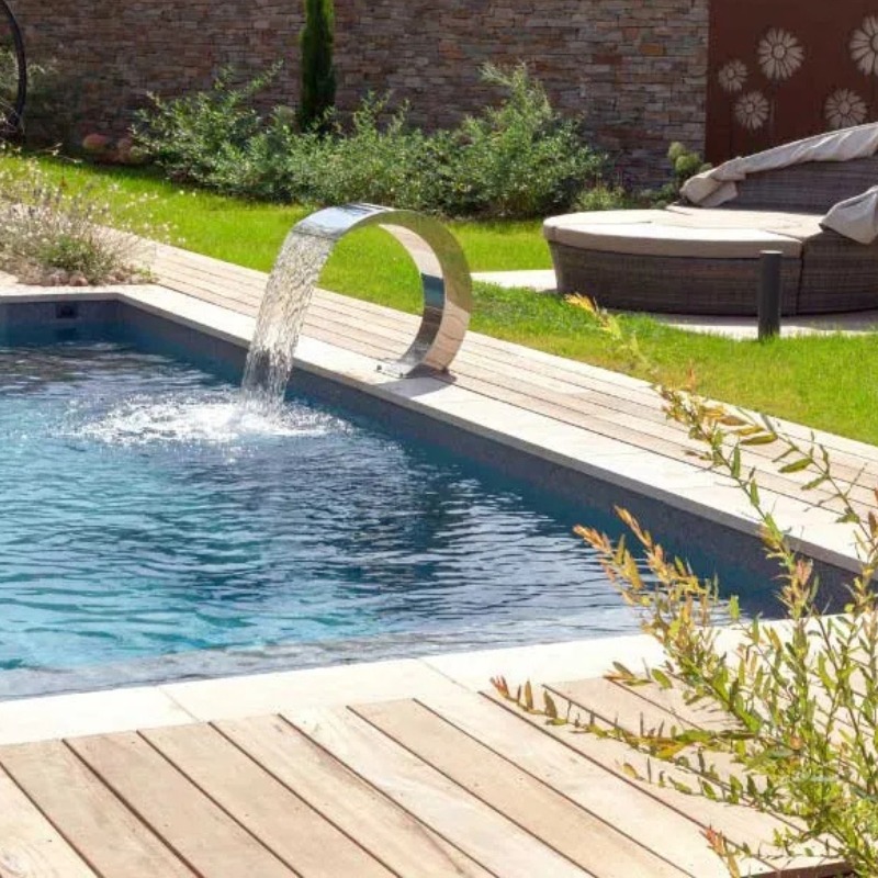 Am&eacute;nager les abords d&rsquo;une piscine : plantes adapt&eacute;es et conseils